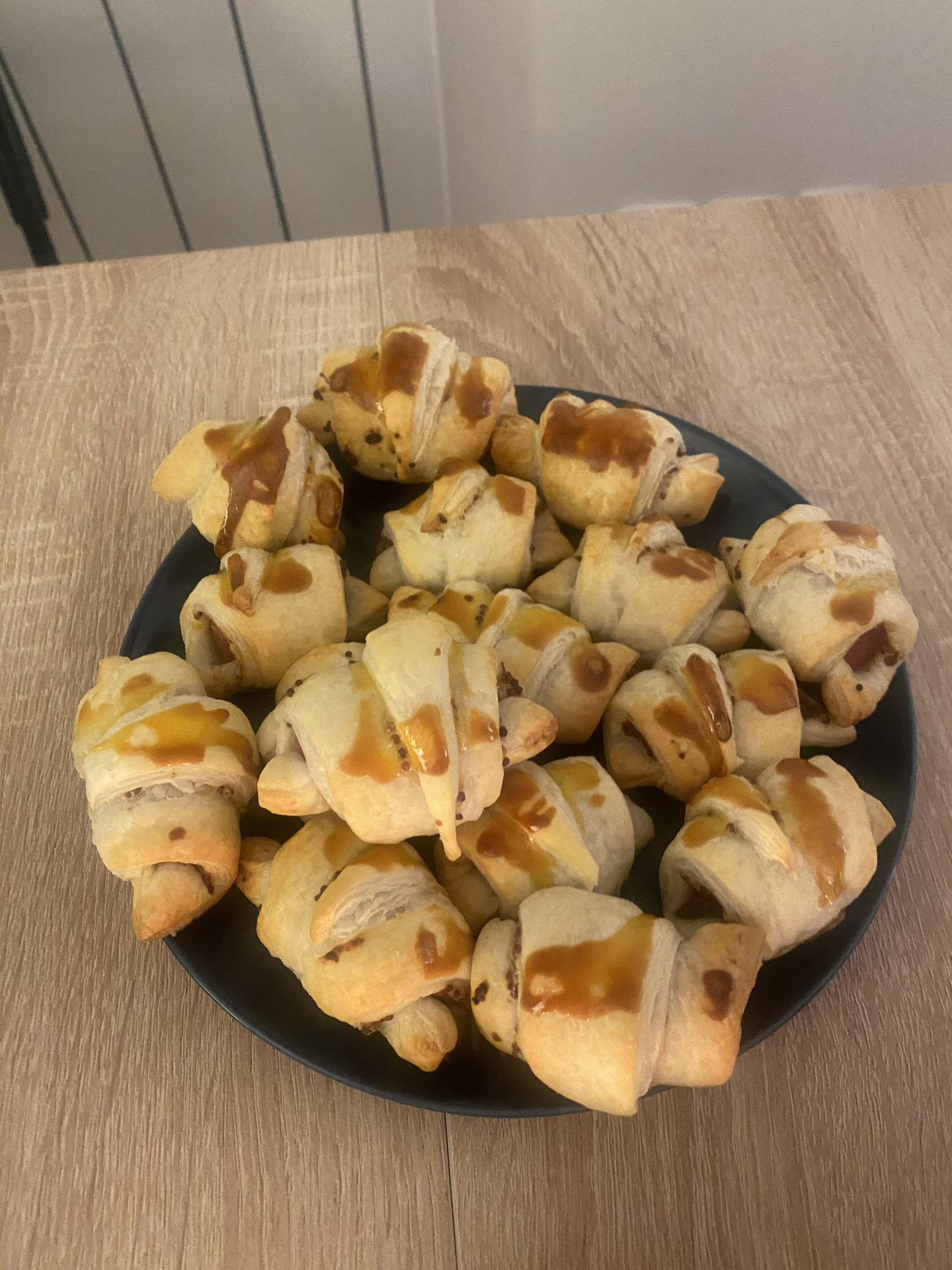 Petits croissants feuilletés saucisse moutarde